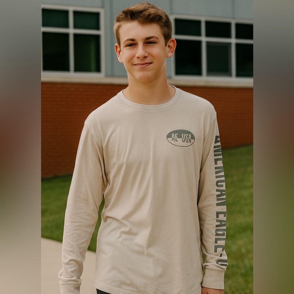 AE long sleeve men’s XS tee. Cream.